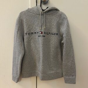 Tommy Hilfiger Gray Sweater with Classic Pullover Style